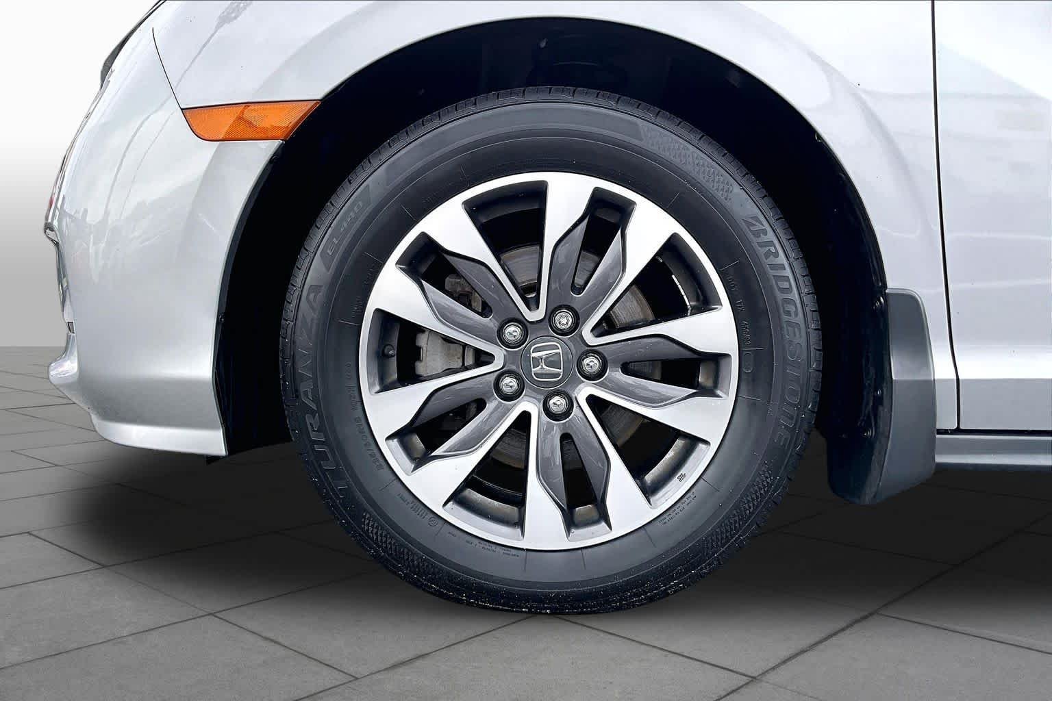 Used 2022 Lunar Silver Metallic Honda EX-L image 11