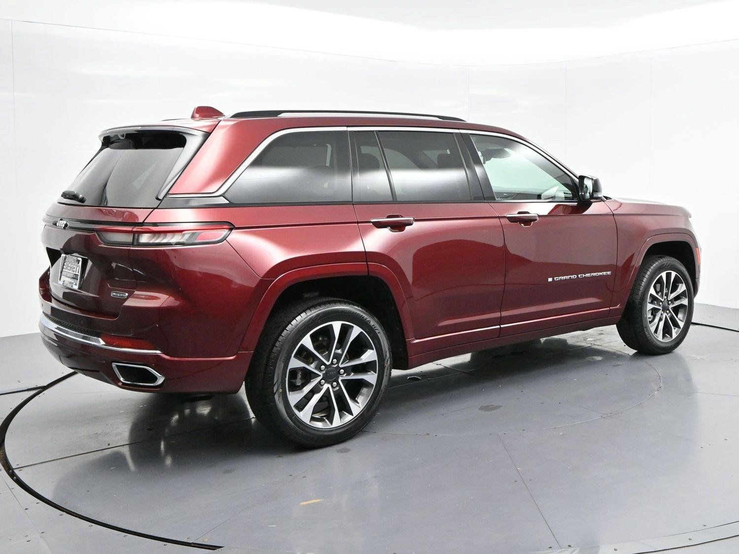 Used 2022 Velvet Red Pearlcoat Jeep Overland image 7