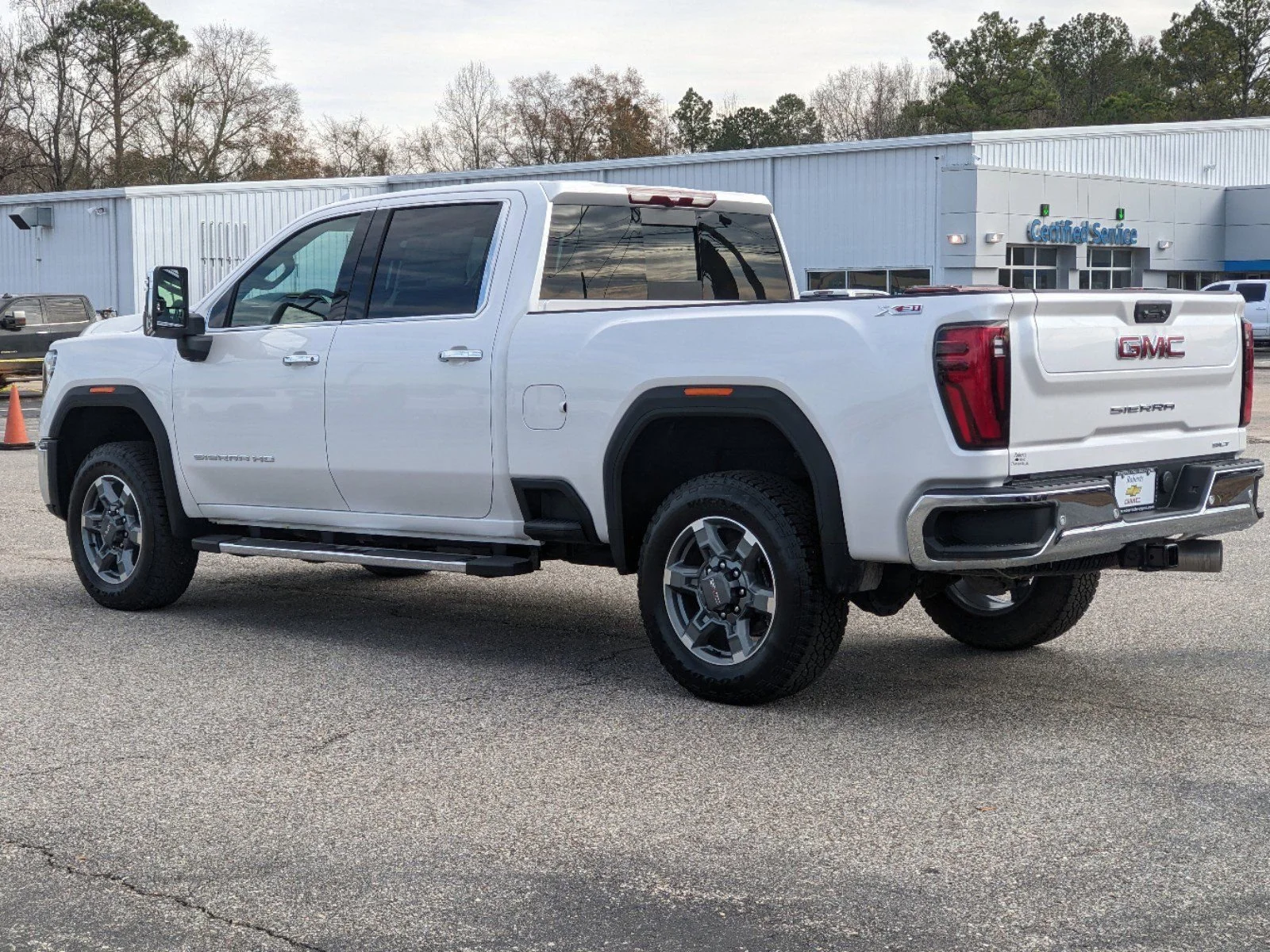 New 2025 White Frost Tricoat GMC SLT image 3