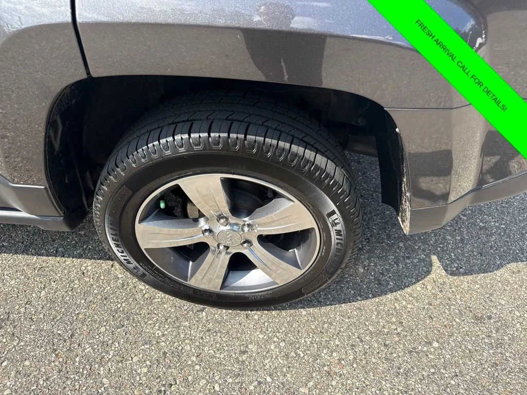 Used 2016 Crystal Metallic Jeep Latitude image 12