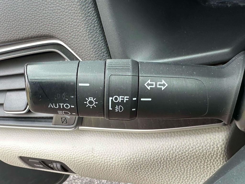 Used 2020 White Honda EX-L image 25