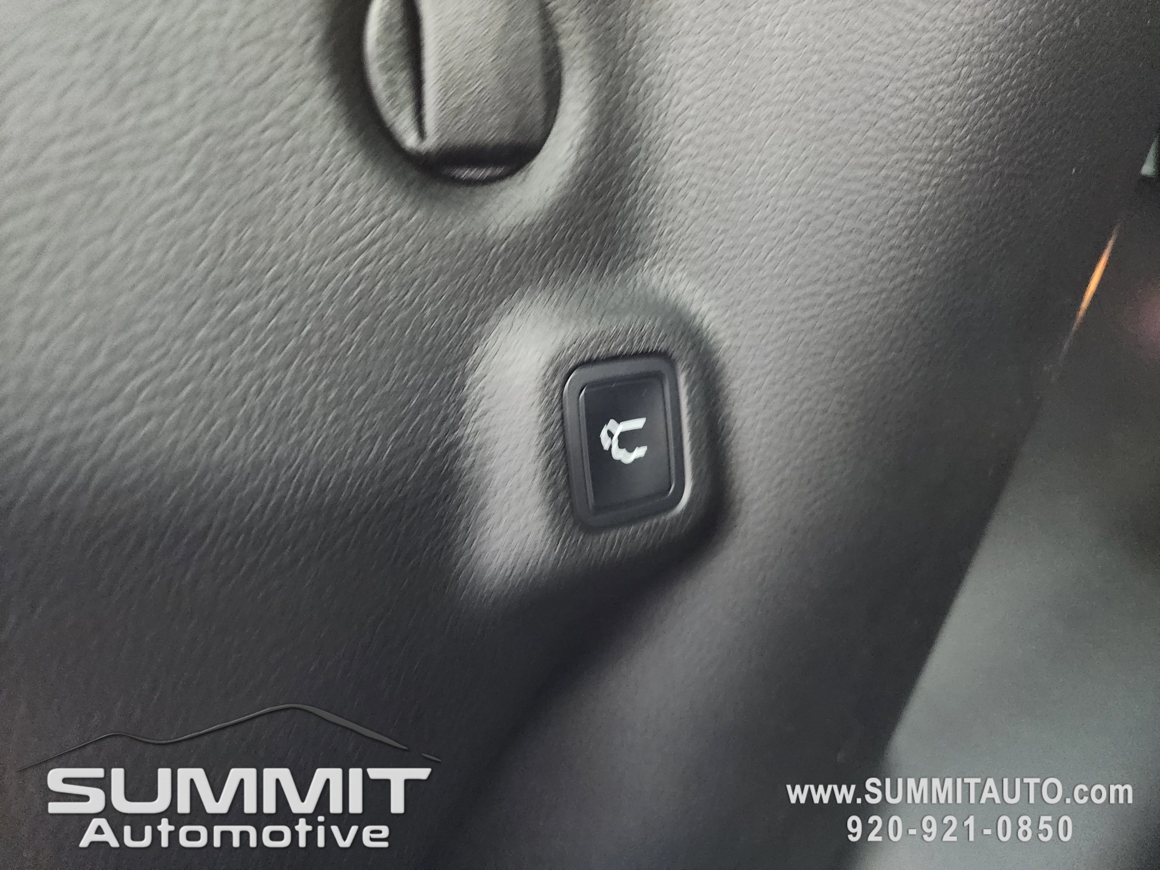 New 2026 Diamond Black Crystal Pearlcoat Jeep Latitude image 30