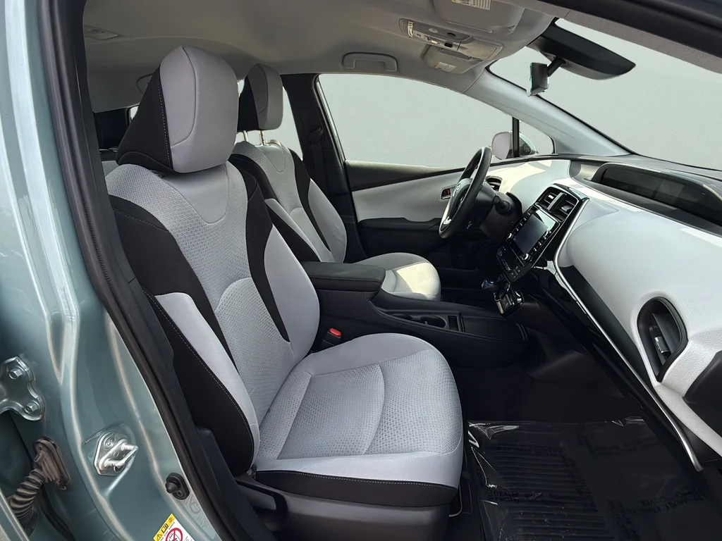 Used 2022 Pearl Toyota LE image 19