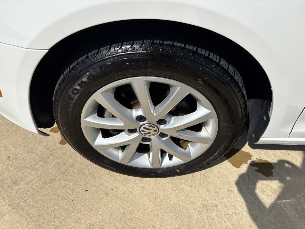 Used 2013 Candy White Volkswagen 2.5L SE image 13