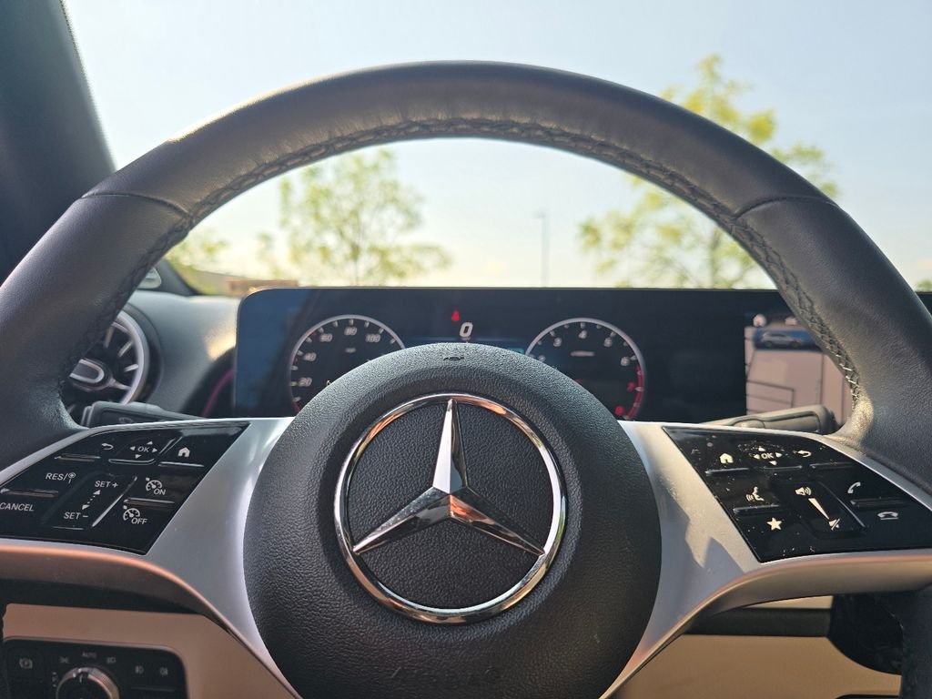 Certified Used 2025 Polar White Mercedes-Benz GLB 250 image 26
