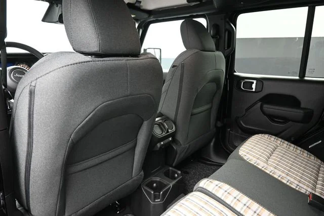 New 2026 Black Clear-Coat Exterior Paint Jeep 85th Anniversary Edition image 18