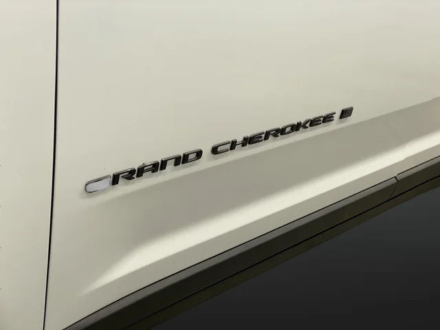 New 2026 Bright White Clear-Coat Exterior Paint Jeep Limited image 41