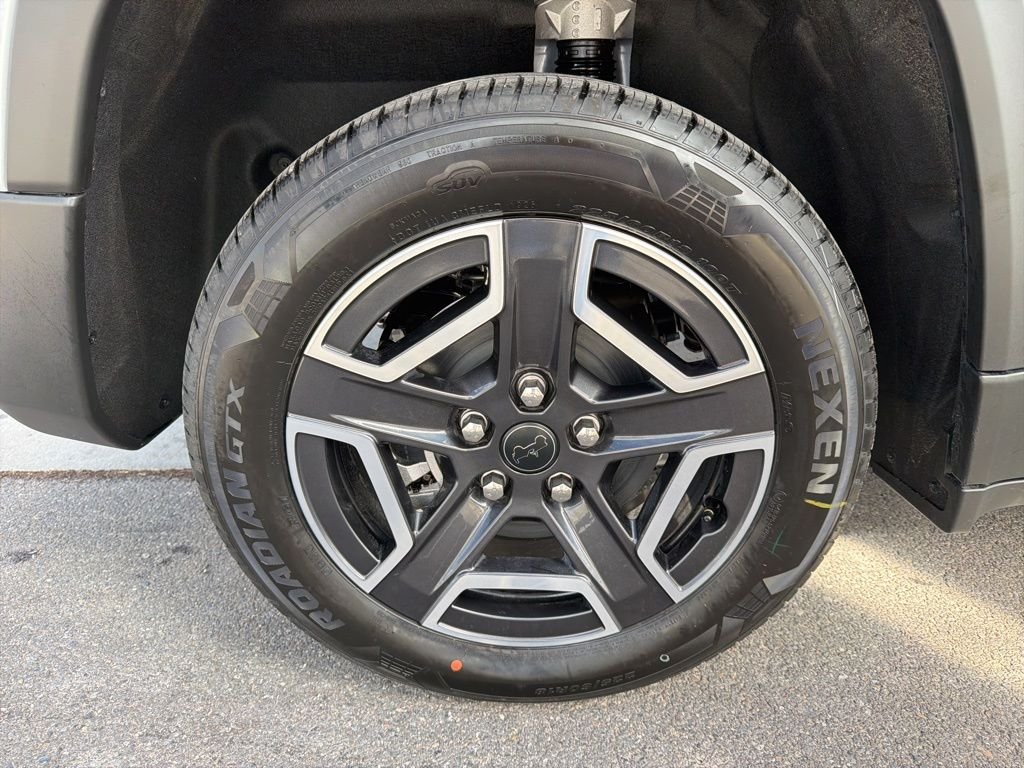 New 2026 Silver Zynith Clear-Coat Exterior Paint Jeep Limited image 48