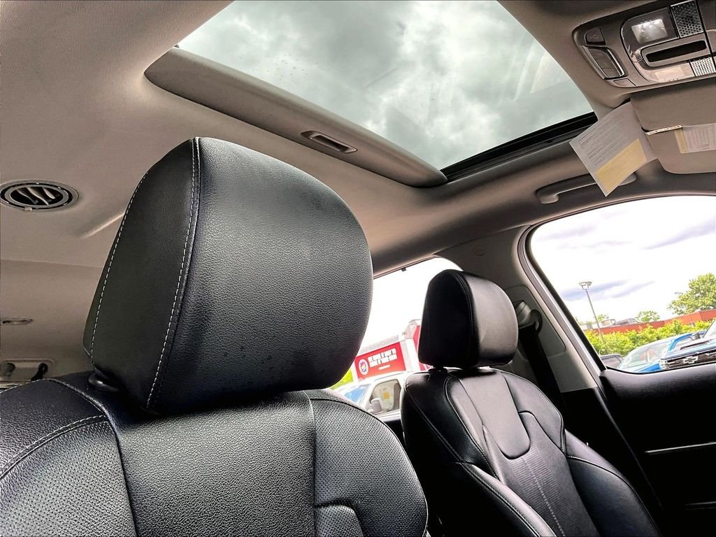 Used 2021 White Kia EX image 23