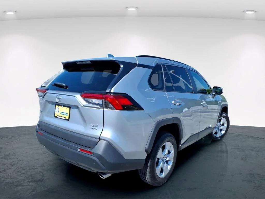 Used 2019 Silver Toyota XLE image 6