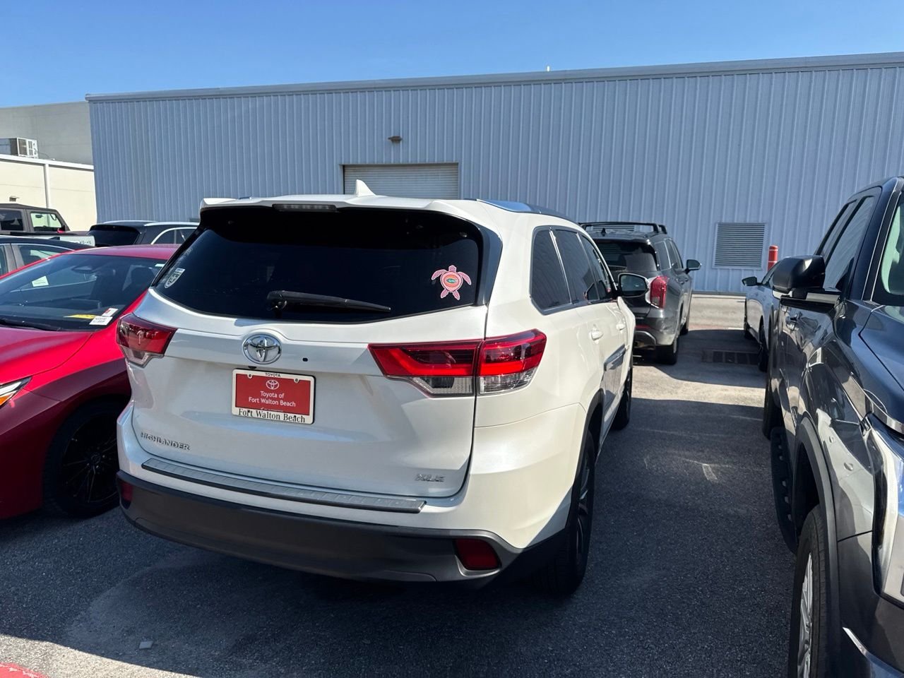 Used 2018 White Toyota XLE image 6