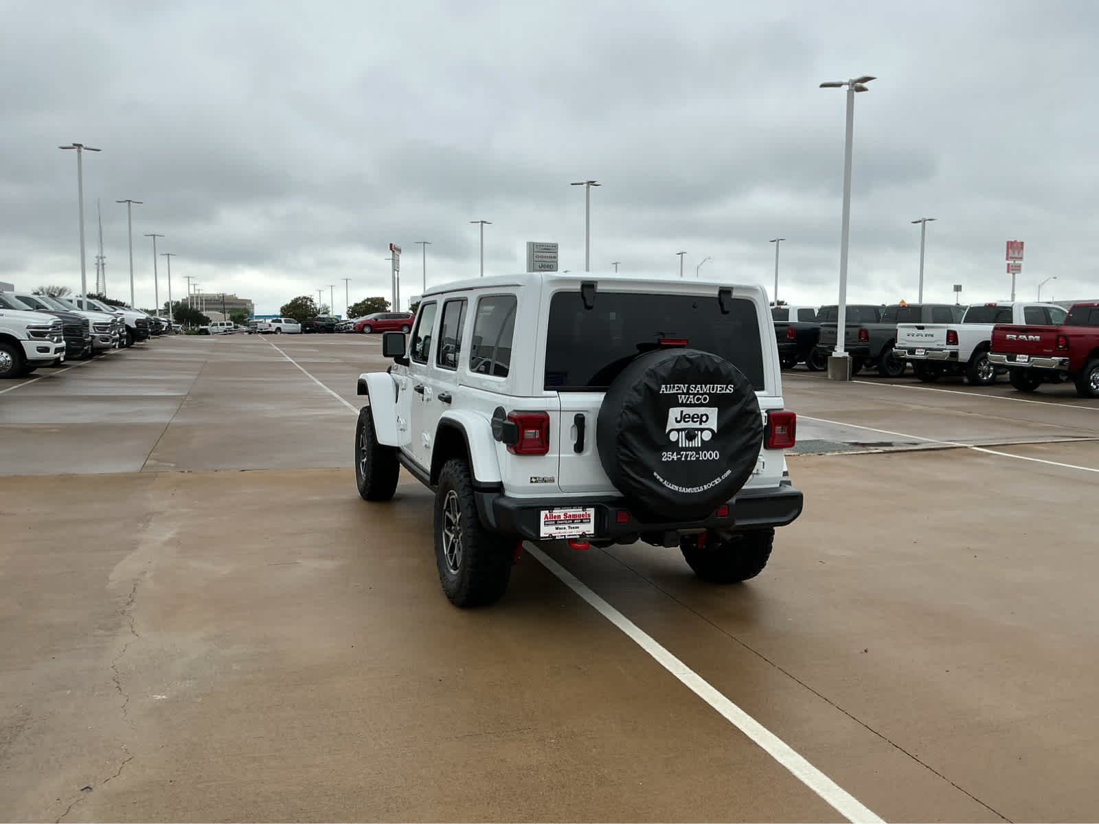 New 2026 Bright White Clear-Coat Exterior Paint Jeep Rubicon image 9