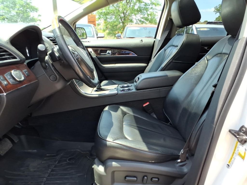 Used 2015 White Lincoln Base image 14