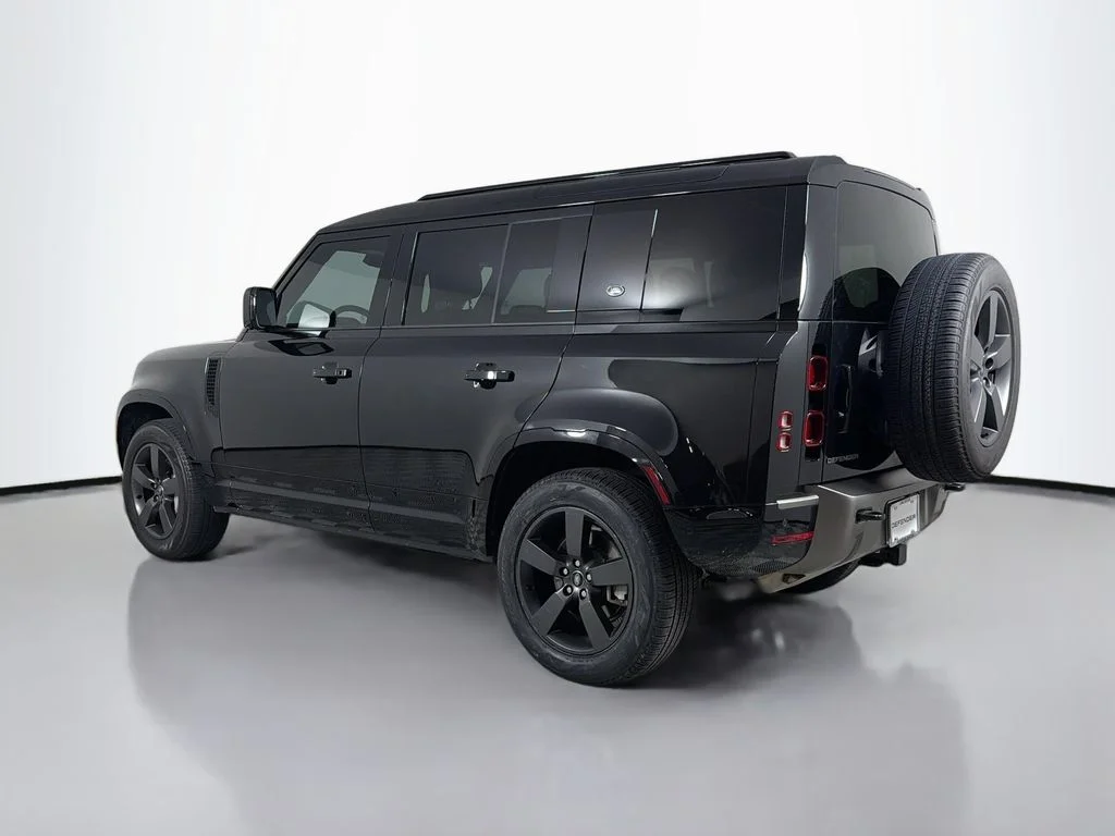 Used 2024 Black Land Rover X-Dynamic SE image 7