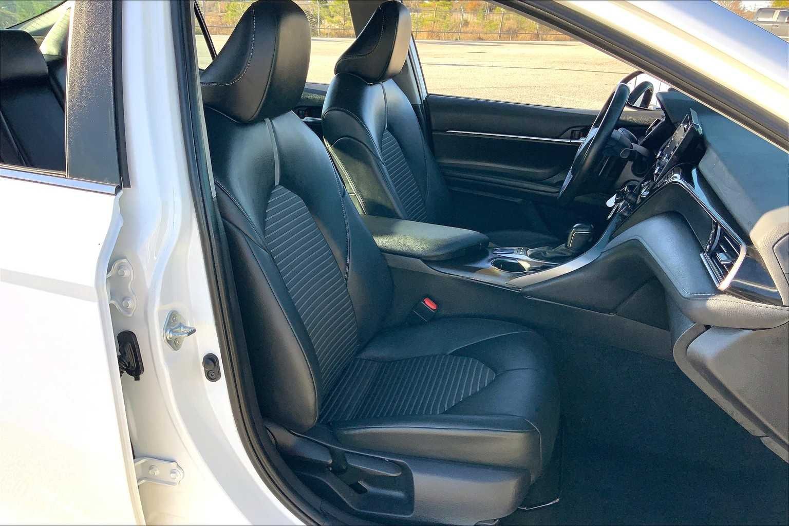 Used 2022 White Toyota SE image 9