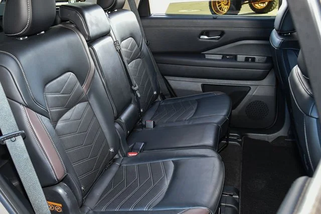 Used 2025 White Nissan Platinum image 29