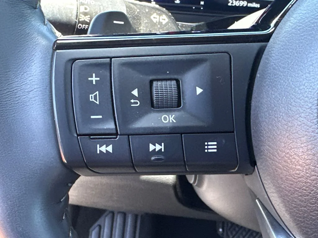 Used 2024 Gray Nissan Platinum image 26