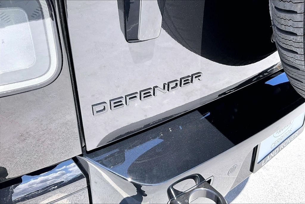New 2026 SANTORINI BLACK Land Rover X-Dynamic SE image 9