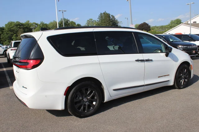 Used 2024 White Chrysler Select Road Tripper image 31