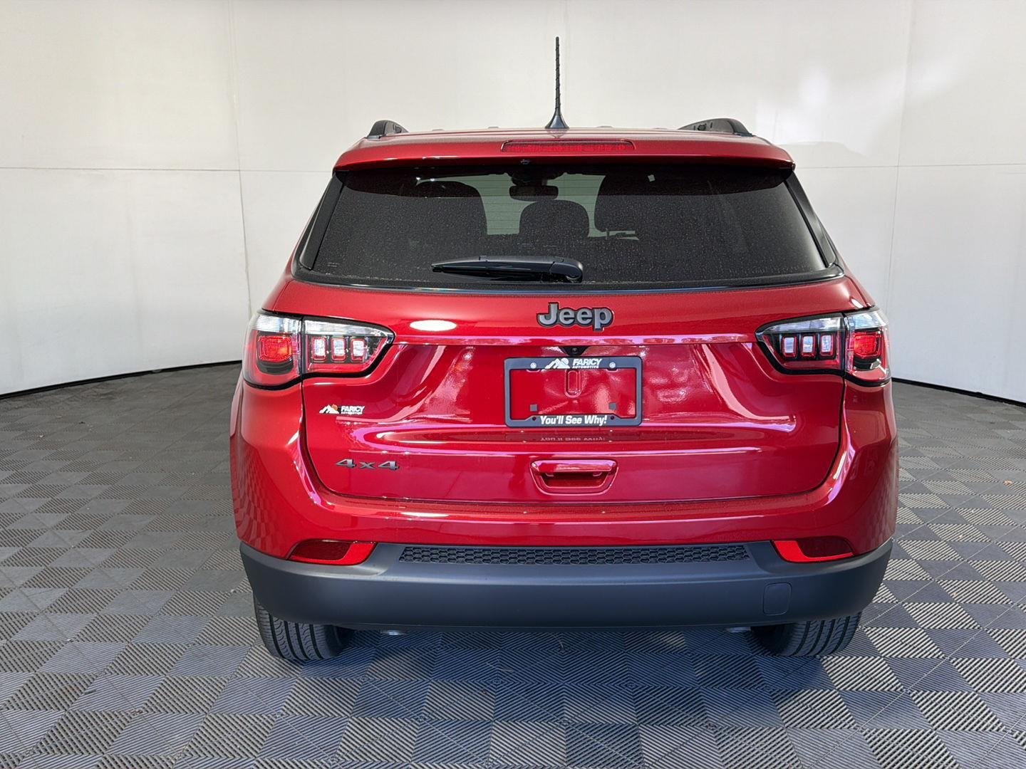New 2026 Red Hot Pearl-Coat Exterior Paint Jeep Latitude Altitude image 5