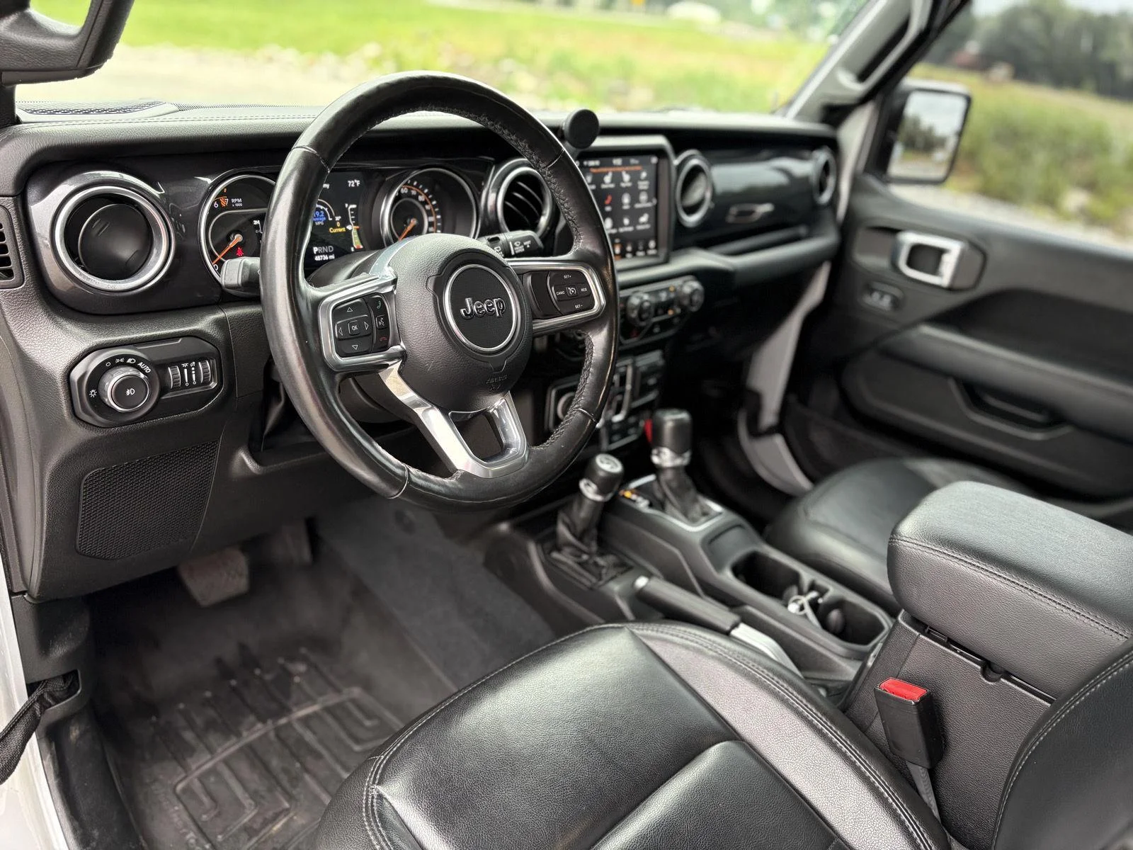 Used 2022 Silver Zynith Clearcoat Jeep Unlimited Sahara Altitude image 22