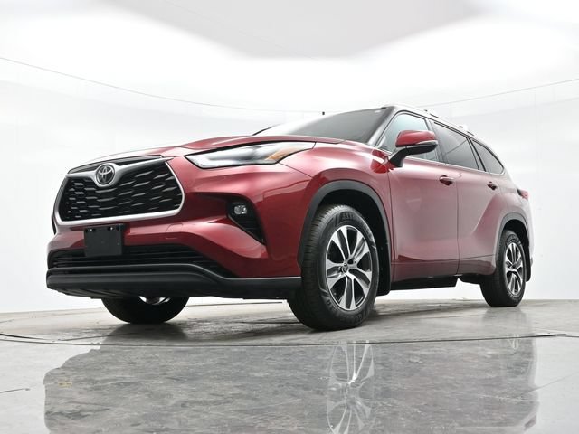 Used 2022 Ruby Flare Pearl Toyota XLE image 28