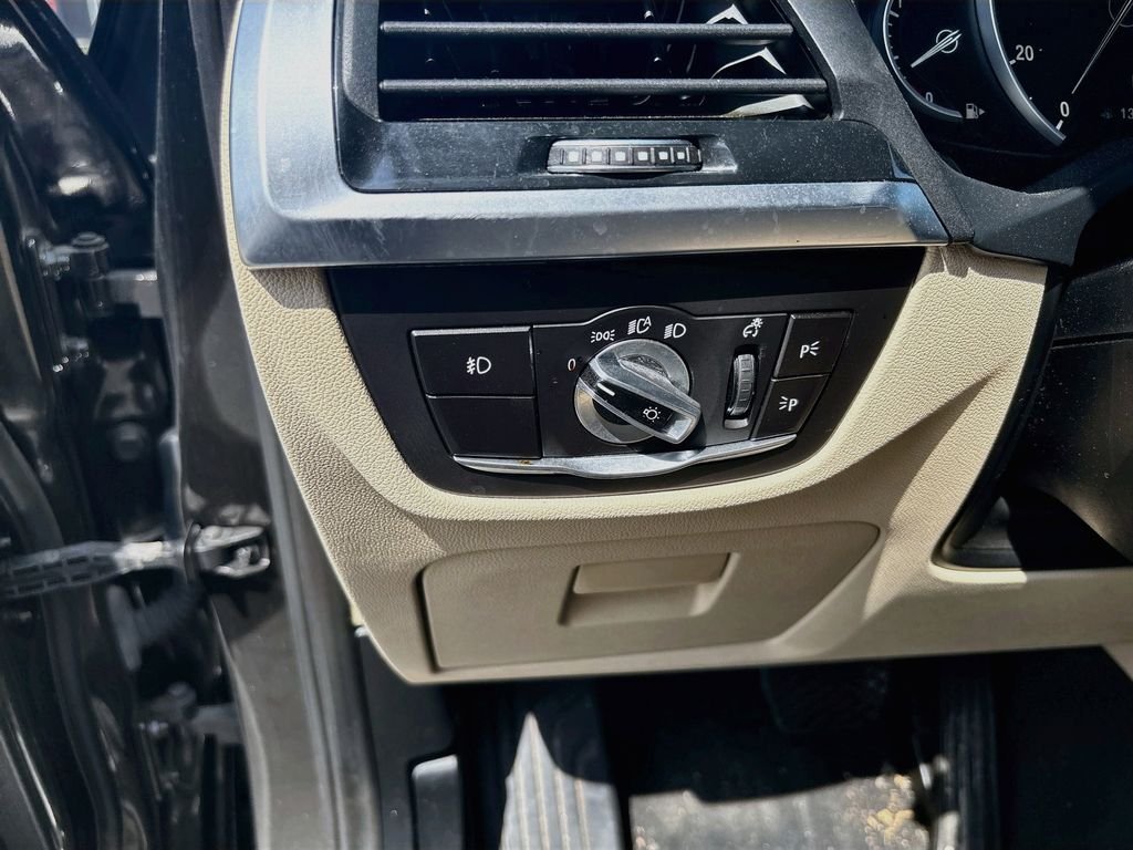 Used 2019 Green BMW sDrive30i image 38