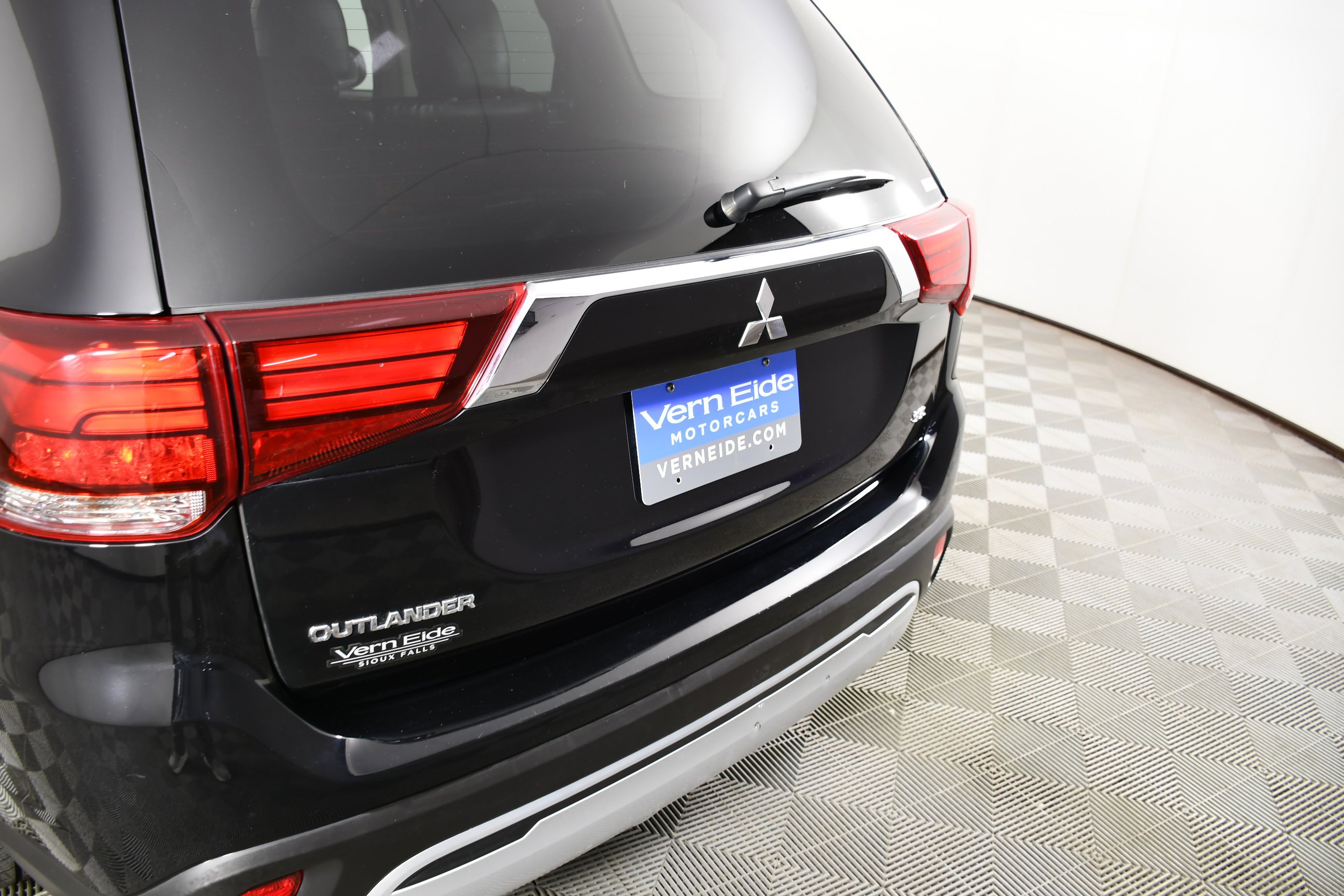 Used 2020 Labrador Black Metallic Mitsubishi SEL image 15