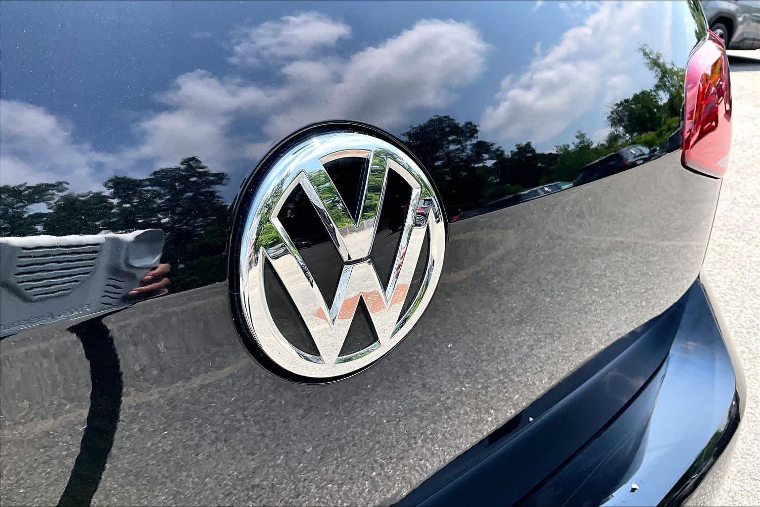 Used 2018 Deep Black Pearl Metallic Volkswagen S image 31