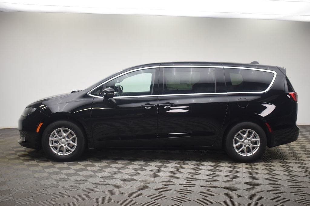 New 2027 Diamond Black Crystal Pearl-Coat Exterior Paint Chrysler LX image 12