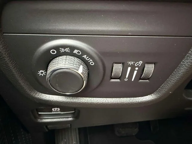 New 2026 Velvet Red Pearl-Coat Exterior Paint Jeep Altitude image 29