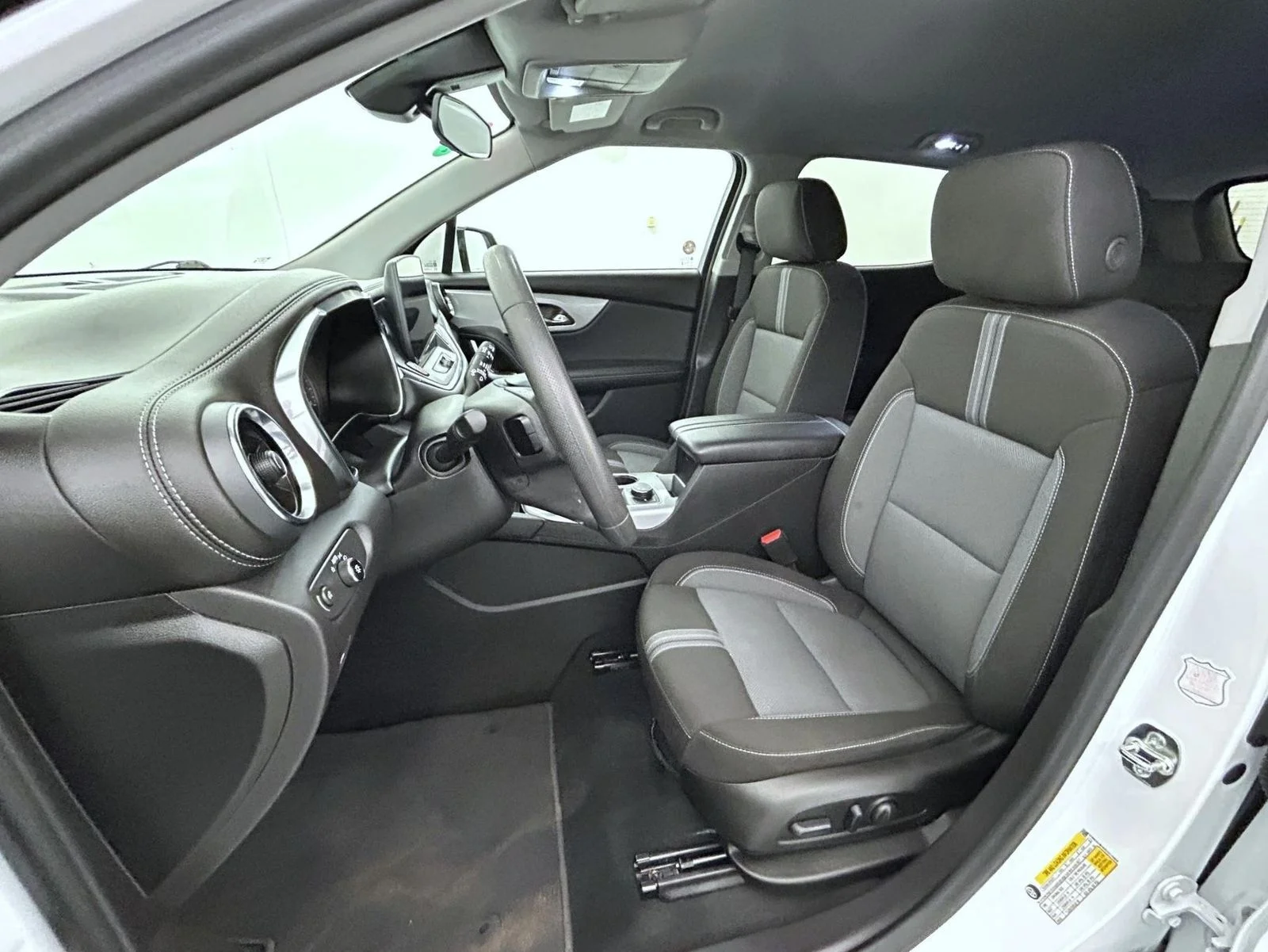 Used 2025 White Chevrolet LT image 10