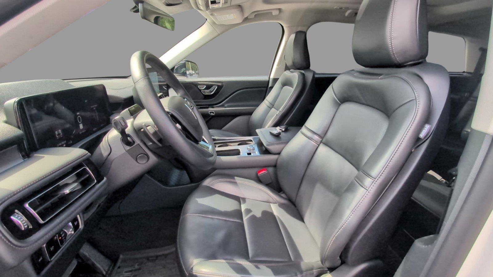 Used 2025 Pristine White Metallic Tri-Coat Lincoln Premiere image 18