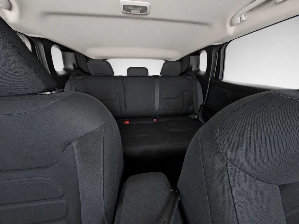 Used 2019 White Jeep Latitude image 23