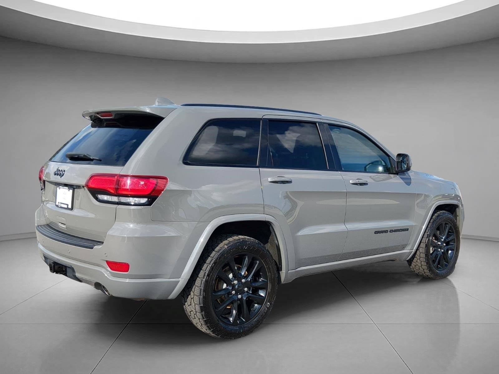 Used 2020 Sting-Gray Clearcoat Jeep Altitude image 5