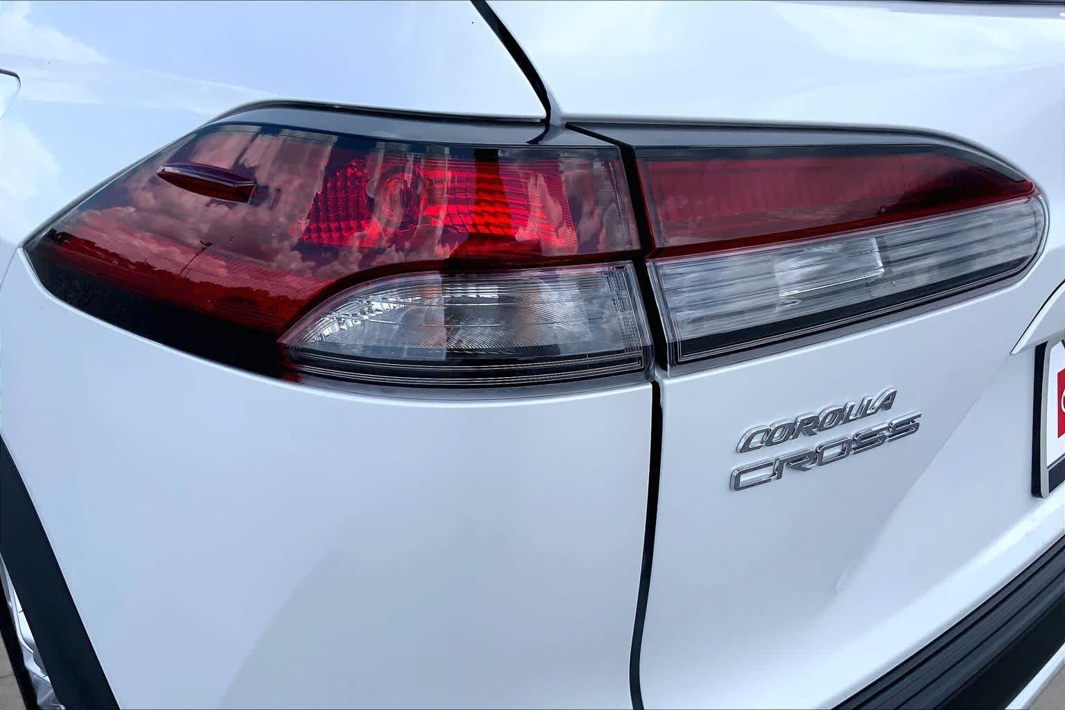 Used 2026 Wind Chill Pearl Toyota LE image 28