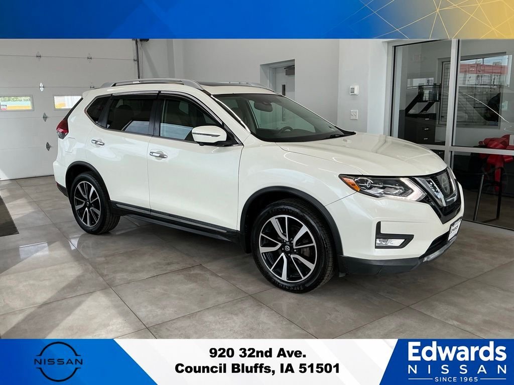 Used 2017 White Nissan  image 2