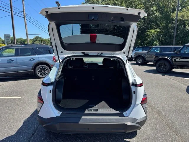 Used 2025 White Hyundai SEL image 7