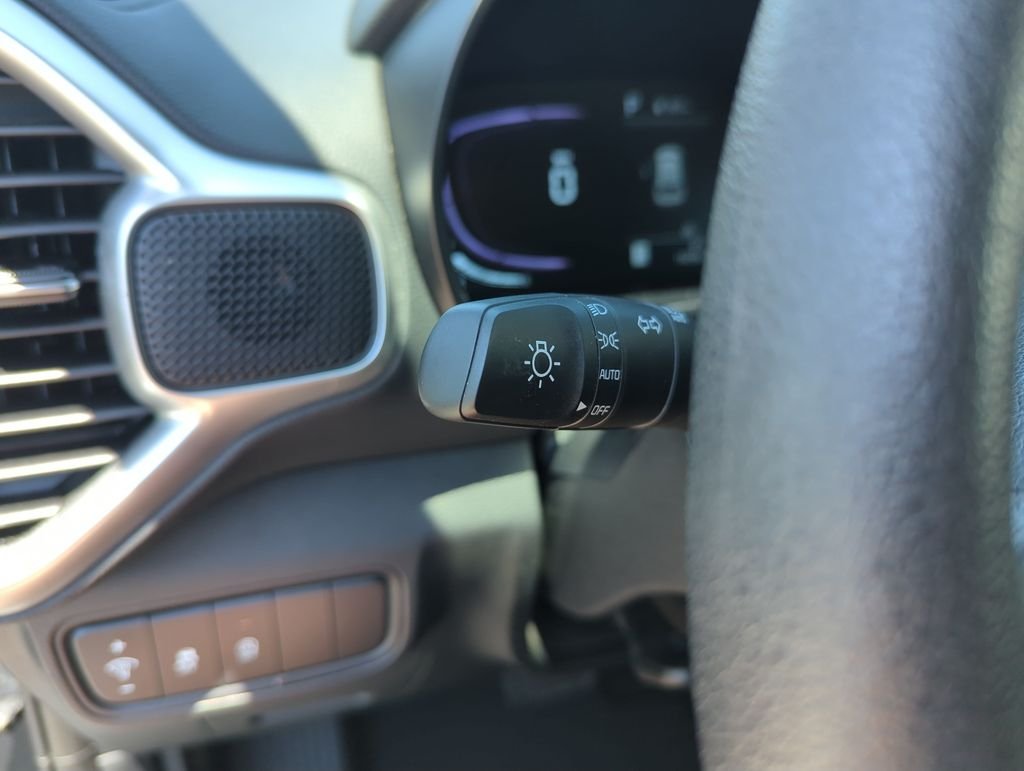 Used 2025  Kia LX image 21
