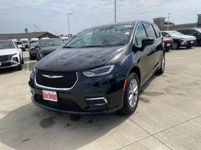 2026 Chrysler Pacifica Select AWD's photo