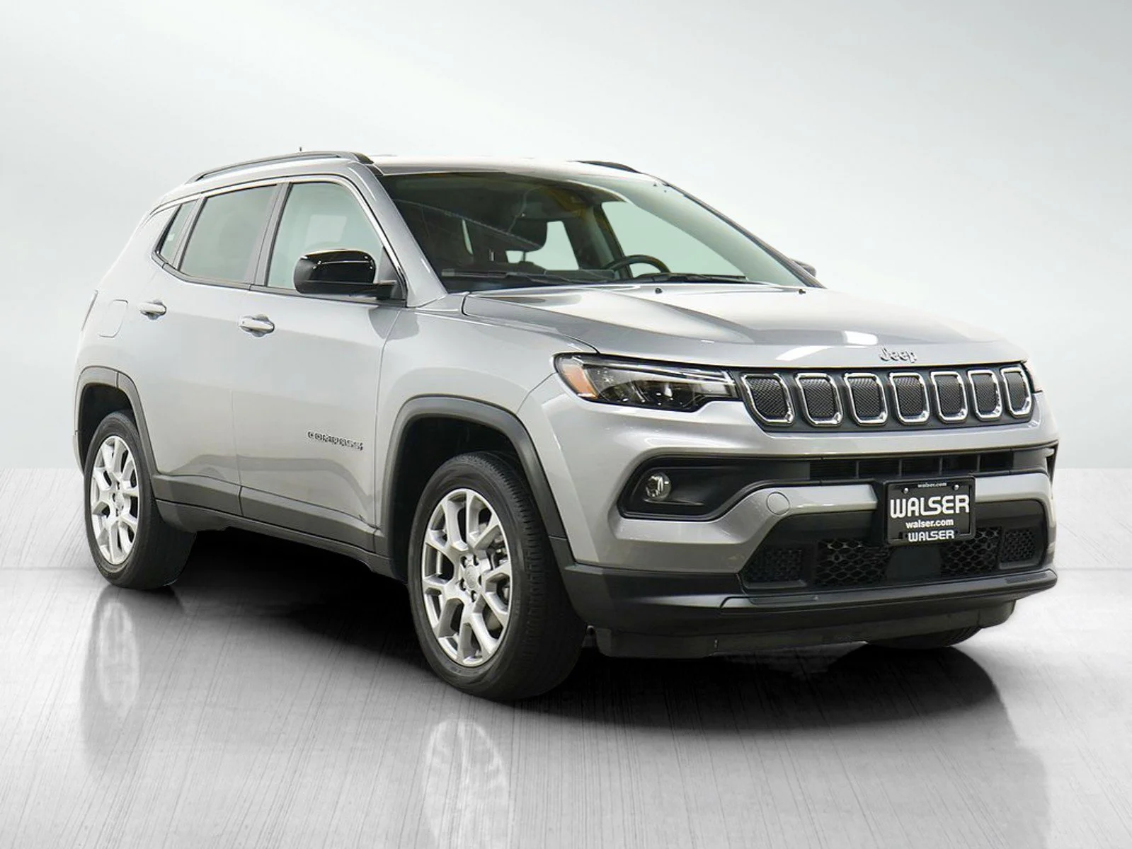 Used 2022 Billet Silver Metallic Clearcoat Jeep Latitude Lux image 7