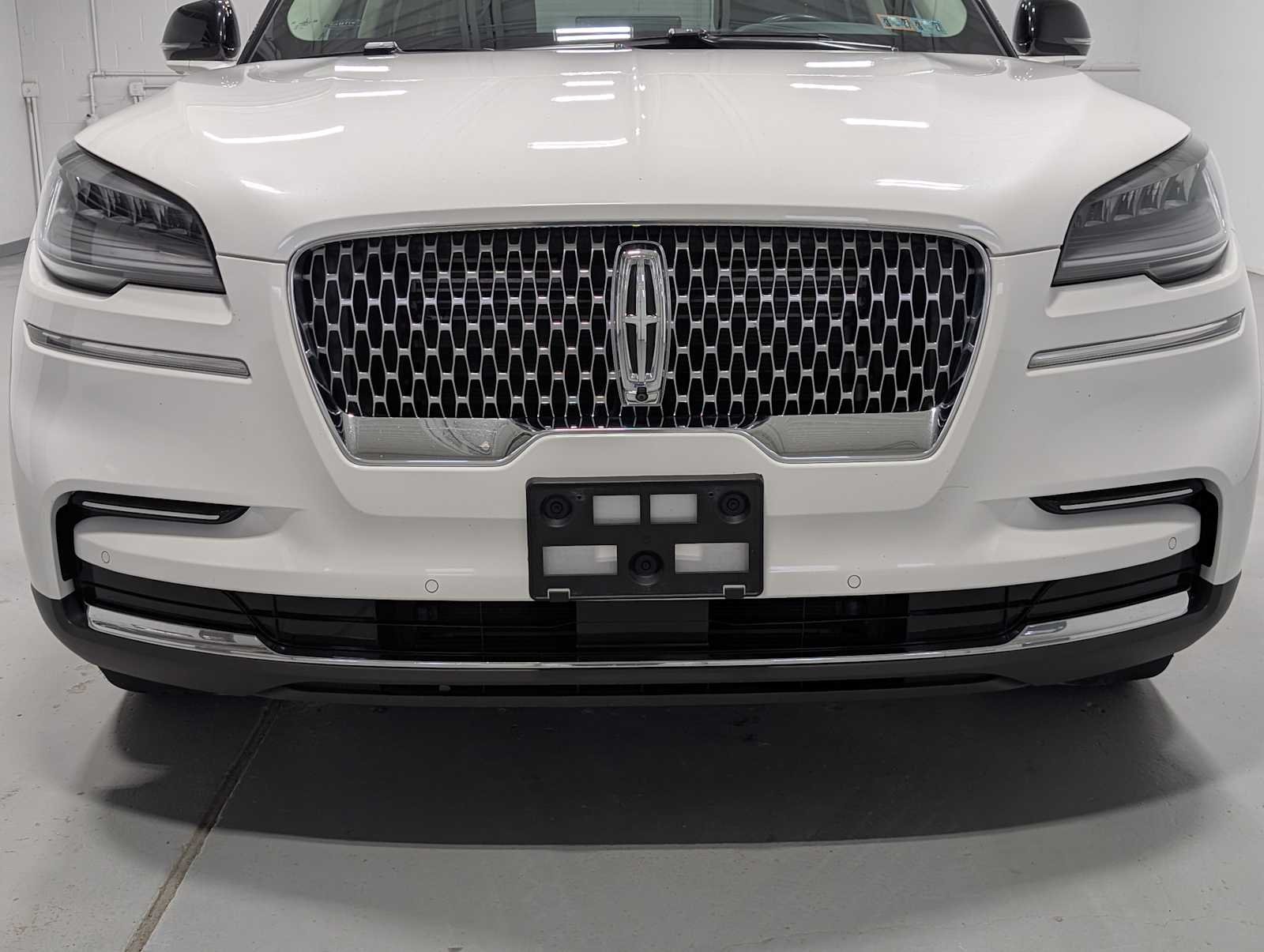 Used 2023 Pristine White Lincoln Reserve image 2