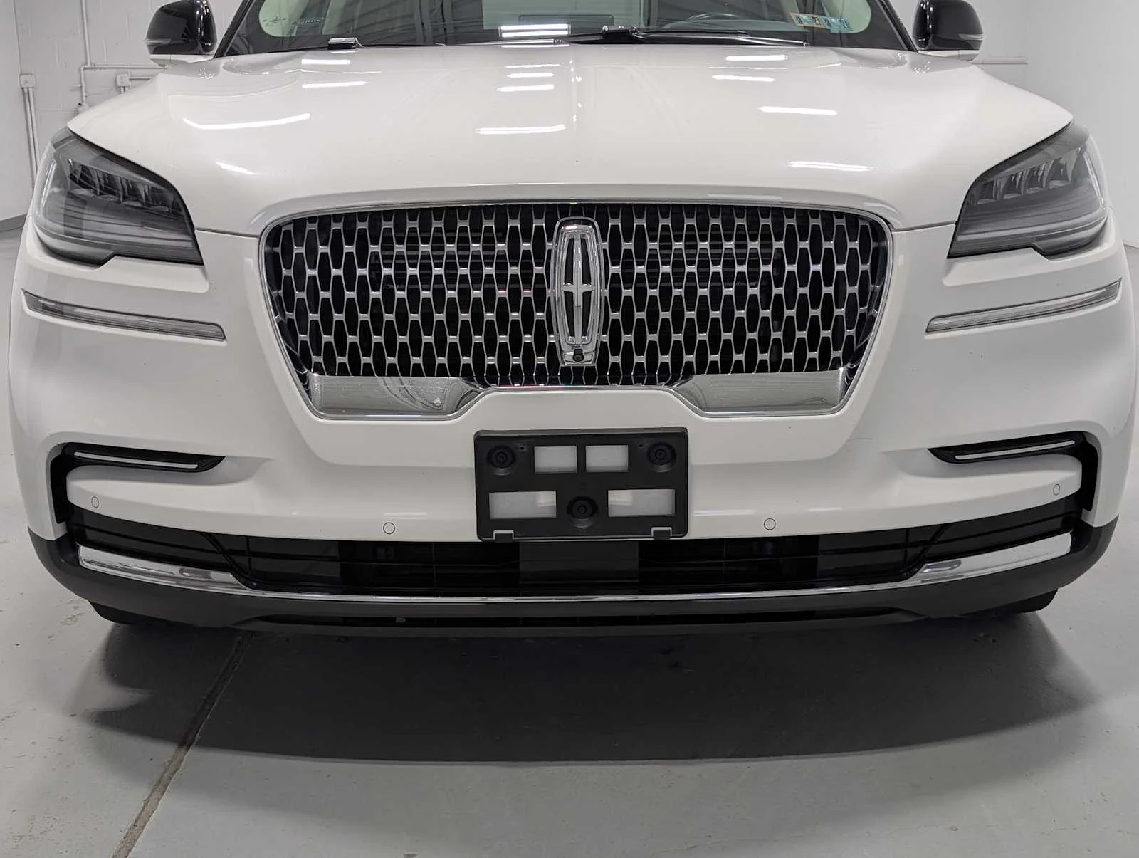 Used 2023 Pristine White Lincoln Reserve image 2