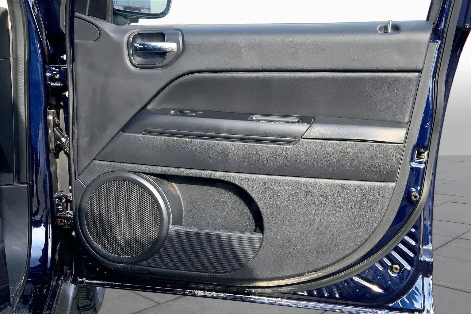 Used 2014 True Blue Pearlcoat Jeep Sport image 23