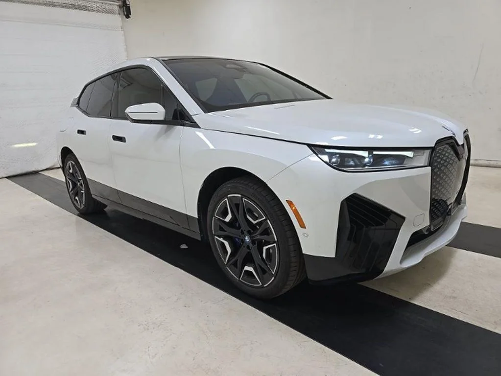 Used 2023 White BMW xDrive50 image 3