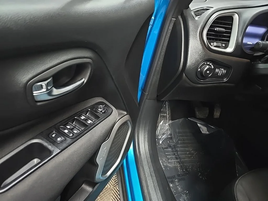 Used 2021 Bikini Metallic Clearcoat Jeep Latitude image 28