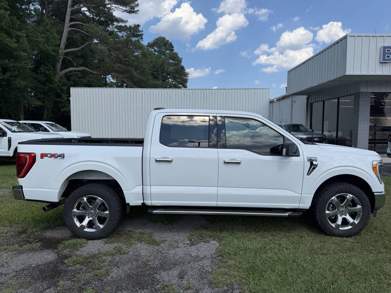Used 2023 White Ford XLT 4x4 4dr SuperCrew 5.5 ft. SB image 21