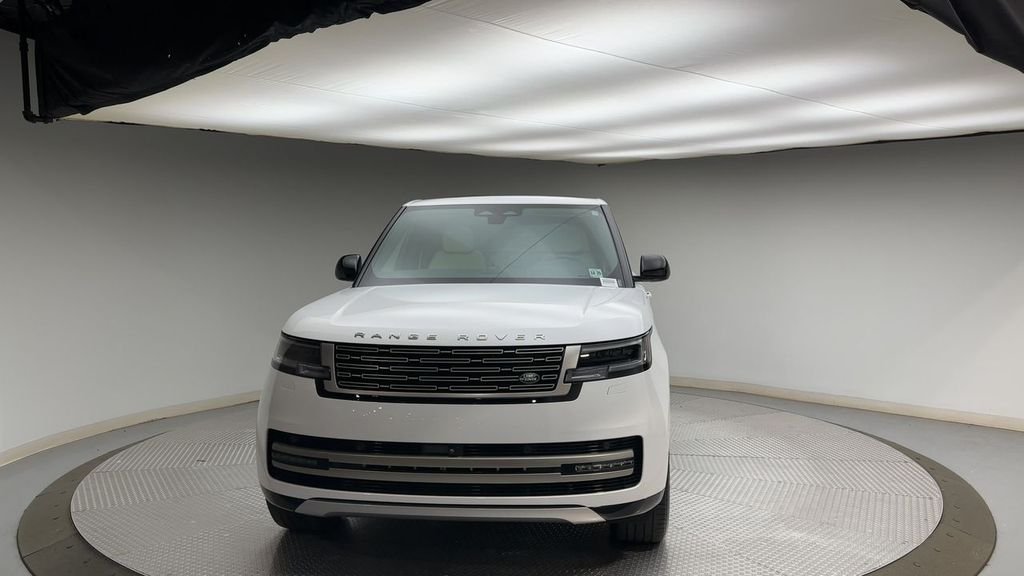 Certified Used 2025 Fuji White Land Rover SE image 7