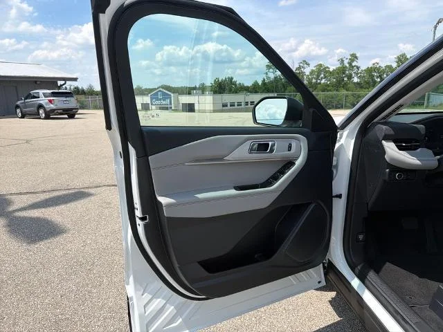 New 2026 Star White Metallic Tri-Coat Ford Active image 40