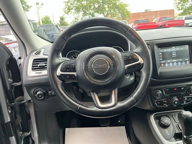 Used 2019 Silver Jeep Latitude image 13